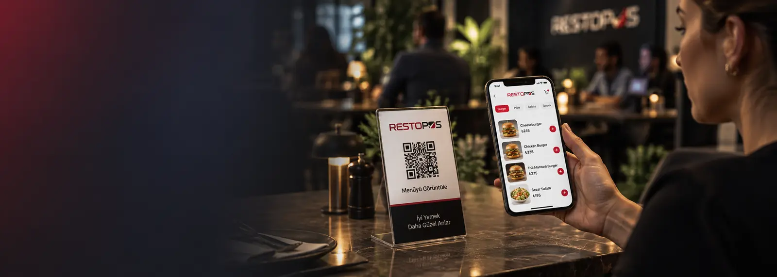 Restoran masasında RestoPOS QR menü standı ve telefonda açılmış menü